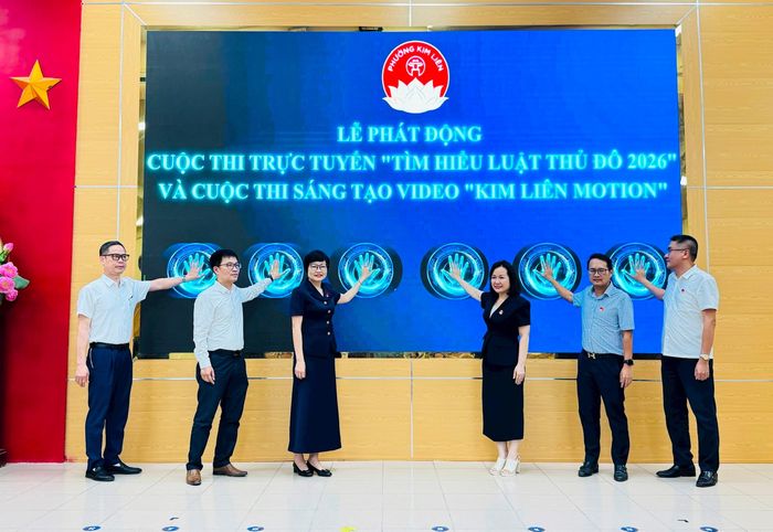 Lãnh đạo phường Kim Liên bấm nút phát động 2 cuộc thi. Ảnh: PV