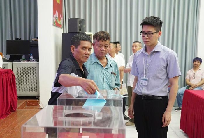 Người dân bốc thăm tái định cư dự án cầu Trần Hưng Đạo. Ảnh: PV