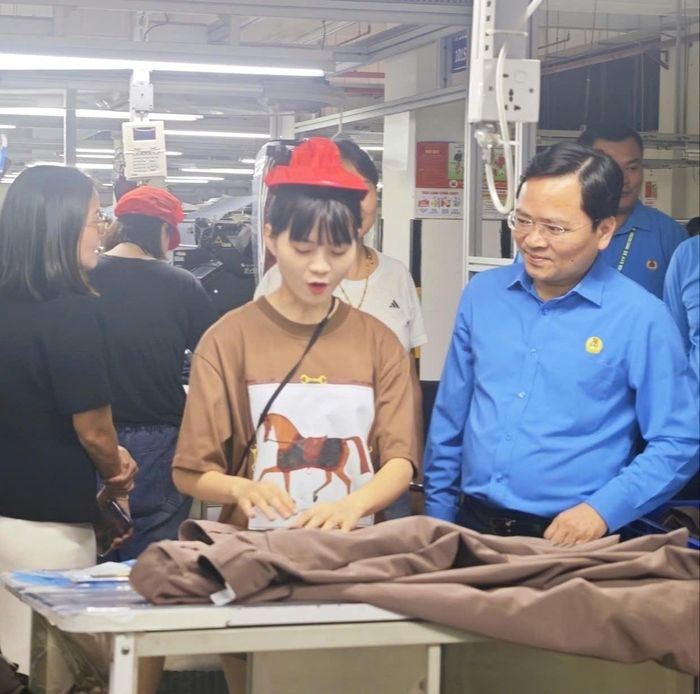 Lãnh đạo Tổng Liên đoàn Lao động Việt Nam nắm bắt tình hình lao động, sản xuất ngành dệt may tại Hà Nội. Ảnh: Hà Phong