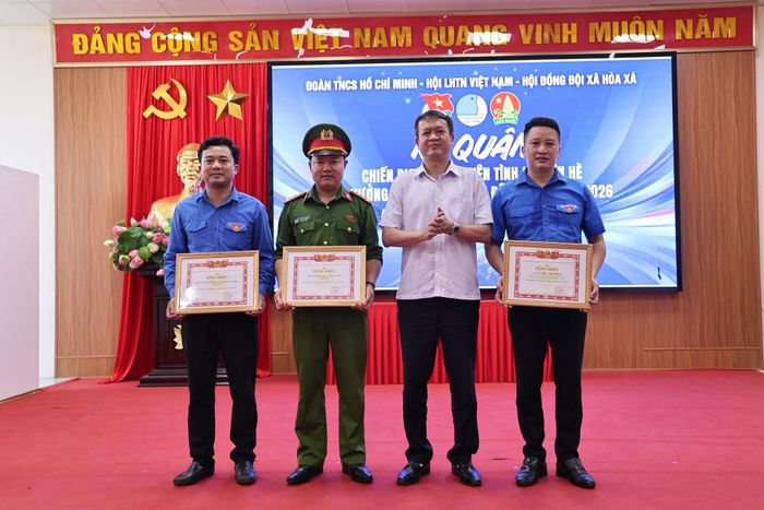 Các tập thể, cá nhân nhận Bằng khen của Thành đoàn Hà Nội. Ảnh: Thanh Hằng