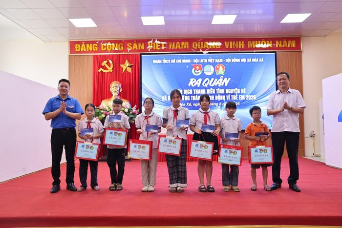 Trao quà cho học sinh, đội viên có thành tích xuất sắc. Ảnh: Thanh Hằng