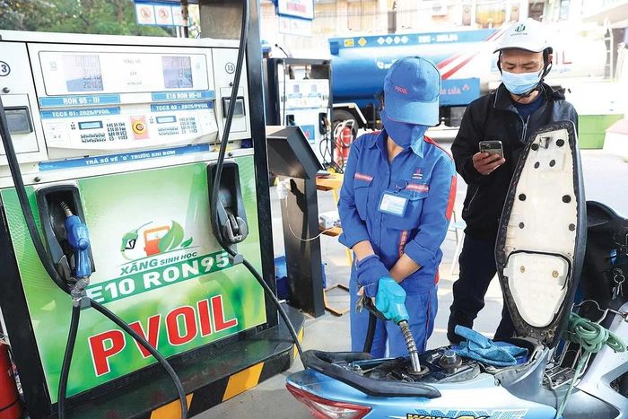 Từ ngày 1-6, xăng E10 RON 95-III sẽ được sử dụng để công bố giá cơ sở. Ảnh: T.H