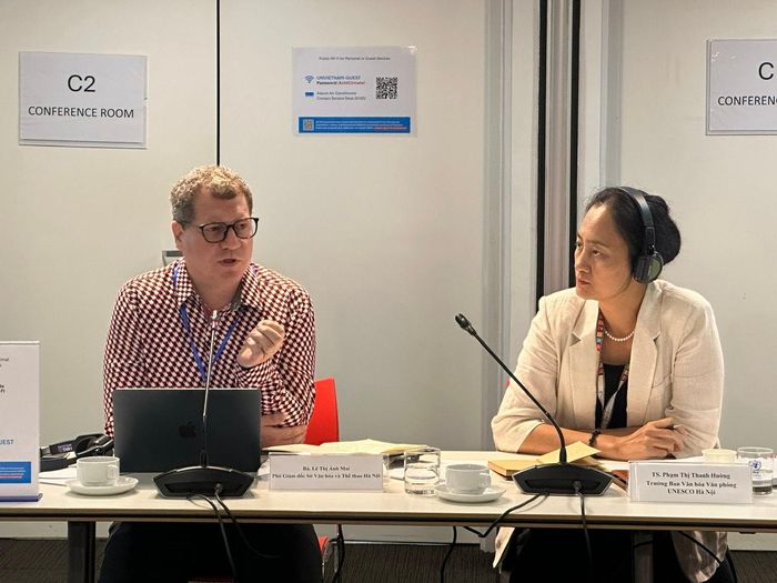 Tiến sĩ Emmanuel Cerise, đại diện Vùng Thủ đô Paris tại Hà Nội, Giám đốc Cơ quan Hợp tác quốc tế Vùng Paris tại Việt Nam chia sẻ kinh nghiệm. Ảnh: Hoàng Quyên