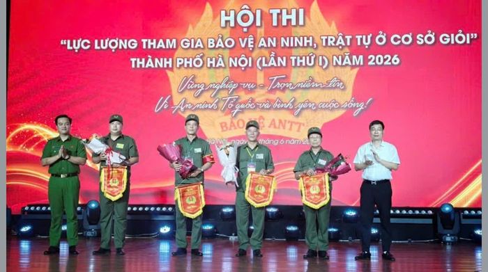 Ban Tổ chức tặng hoa, cờ lưu niệm cho các đội thi. Ảnh: Công an Hà Nội