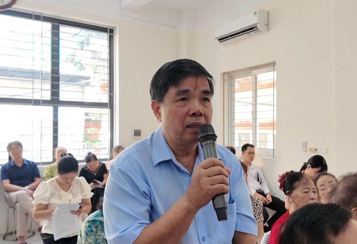 Cử tri trực tiếp nêu kiến nghị.