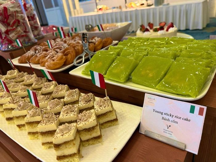 Sự sắp xếp tinh tế giữa bánh cốm Việt Nam và bánh rán vòng truyền thống Italia (graffa). Ảnh: Kiều Thoan Thu
