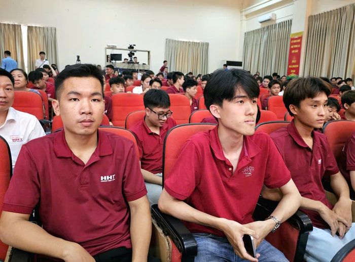 Sinh viên Trường Cao đẳng Công nghệ cao Hà Nội chăm chú theo dõi tham luận tại hội thảo. Ảnh: Đèo Nhung
