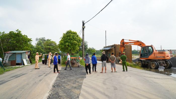 Đoàn liên ngành xã triển khai cưỡng chế công trình vi phạm của ông Vũ Tuấn Bình tại khu Chùa Tàu, thôn An Lạc, xã Trung Giã. Ảnh: Hưng Sơn
