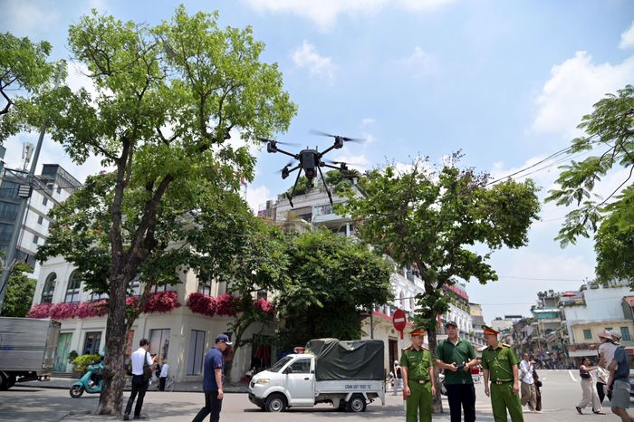 Bên cạnh nhiệm vụ giám sát giao thông, UAV còn có khả năng nhận diện các hành vi vi phạm trật tự đô thị như lấn chiếm lòng đường, vỉa hè để kinh doanh, tập kết rác thải không đúng nơi quy định hoặc các hoạt động gây mất mỹ quan đô thị. Với góc quan sát rộng, hệ thống giúp phát hiện những vi phạm mà lực lượng tuần tra mặt đất khó tiếp cận hoặc phát hiện kịp thời.