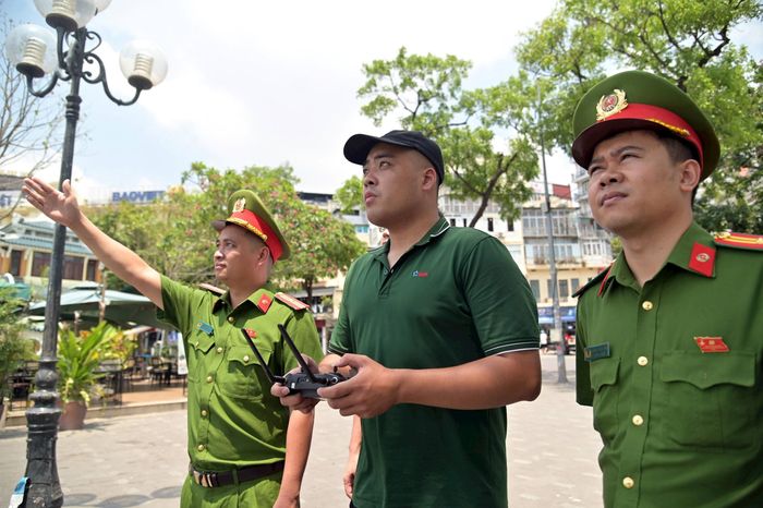 Trong giai đoạn thử nghiệm, các tổ công tác tiến hành nhiều bài kiểm tra nhằm đánh giá độ ổn định của thiết bị khi hoạt động trong điều kiện gió lớn, tại khu vực mặt nước rộng hoặc không gian đô thị có mật độ công trình cao. Đồng thời, khả năng cân bằng hình ảnh của hệ thống camera cũng được kiểm chứng để bảo đảm chất lượng dữ liệu phục vụ công tác nghiệp vụ.