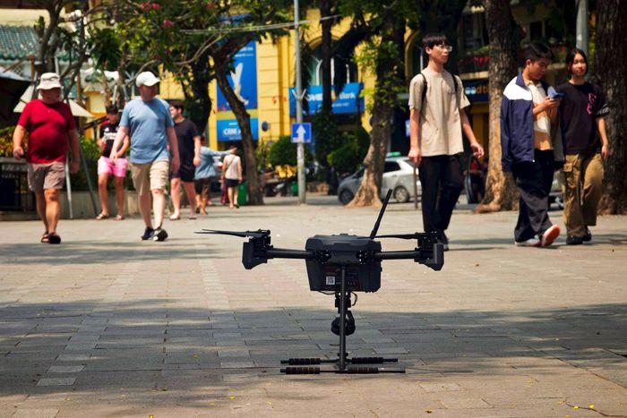 Thiết bị bay được trang bị camera độ phân giải cao, cảm biến quang học, hệ thống định vị cùng công nghệ trí tuệ nhân tạo. Những công nghệ này cho phép UAV ghi nhận hình ảnh chi tiết từ trên cao, tự động nhận diện các tình huống bất thường, xác định vị trí xảy ra sự việc và hỗ trợ lực lượng chức năng đưa ra phương án xử lý kịp thời.