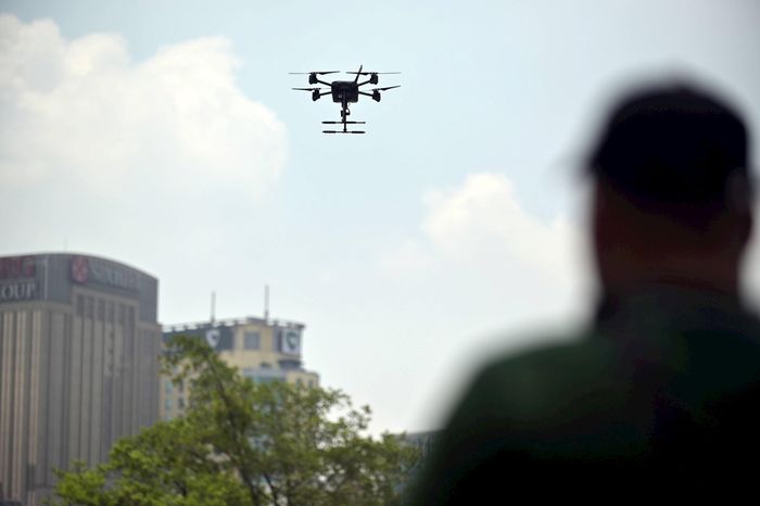 Trong quá trình hoạt động, UAV có khả năng phát hiện các hành vi dừng, đỗ xe sai quy định, các điểm ùn tắc giao thông hoặc tình huống có nguy cơ gây mất an toàn giao thông. Ngay khi phát hiện dấu hiệu bất thường, hình ảnh và dữ liệu liên quan được truyền trực tiếp về trung tâm chỉ huy để lực lượng chức năng tổ chức kiểm tra, xử lý.