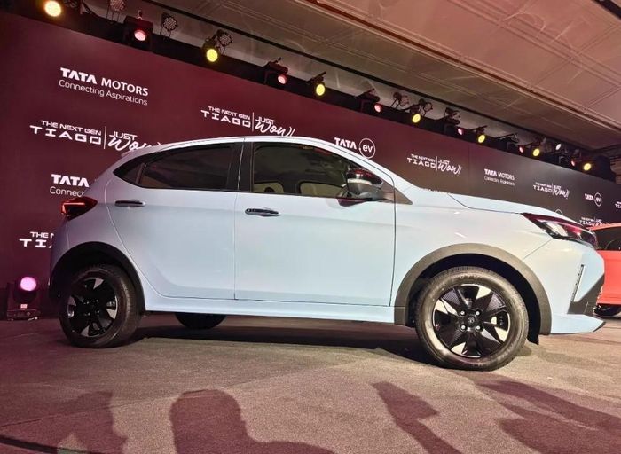 Phần đầu xe của Tata Tiago 2026 đã được thiết kế lại hoàn toàn với đèn pha kiểu dáng mới