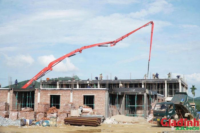 Các công trình trường nội trú liên cấp đang chạy đua tiến độ để kịp năm học mới.