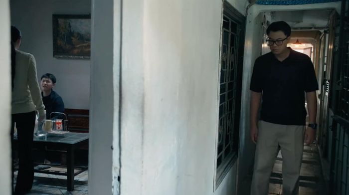 Tài vô tình nghe được cuộc nói chuyện giữa Nguyệt và con trai. Ảnh VTV