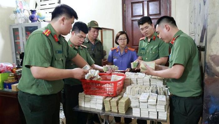 Lực lượng Công an phối hợp với các lực lượng tiến hành khám xét, thu thập tài liệu, tiền mặt phục vụ công tác điều tra. Ảnh: CACC
