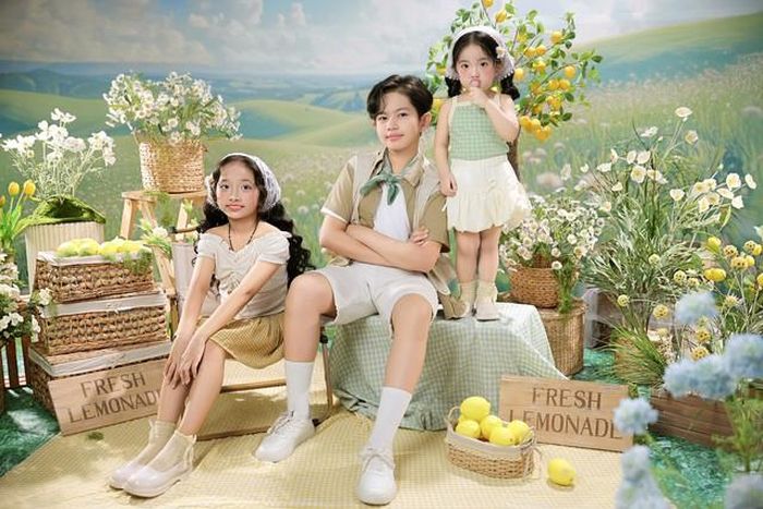Còn với con gái thứ 2 - bé Anna, được gia đình gọi bằng biệt danh "Mợ Chảnh" vì tính cách điệu đà, đáng yêu. Thừa hưởng năng khiếu nghệ thuật và dancesport từ bố mẹ, đã tham gia các giải khiêu vũ thể thao dành cho thiếu nhi và giành thành tích tốt.Anna thường xuyên xuất hiện trên mạng xã hội của gia đình nhờ vẻ ngoài xinh xắn, mái tóc dài nổi bật và thần thái tự tin. Hiện Anna được xem là một trong những "nhóc tỳ" nổi tiếng của làng giải trí Việt, nhận được nhiều sự quan tâm từ khán giả nhờ cuộc sống gia đình hạnh phúc và truyền thống dancesport của nhà Khánh Thi – Phan Hiển.