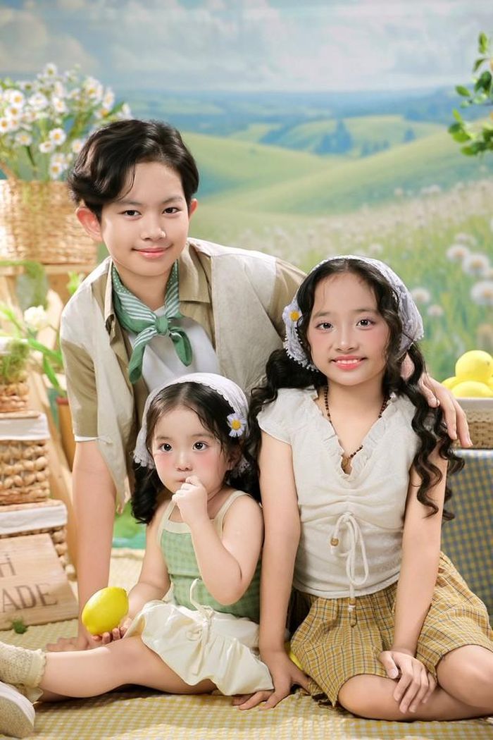 Trước đó trong sinh nhật 10 tuổi của con trai, Khánh Thi cũng bày tỏ sự tự hào về con trai. "Nay con tròn 10 tuổi rồi, ba mẹ chỉ mong con luôn khỏe mạnh, ngoan, biết yêu thương ông bà, ba mẹ và mọi người trong gia đình. Và luôn học tập chăm ngoan, biết giúp đỡ bạn bè và kính trọng thầy cô giáo nha. Riêng với ba mẹ, con thích chọn cho mình theo nghệ thuật, thể thao hay bất cứ điều gì ba mẹ sẽ luôn tôn trọng suy nghĩ của con", Khánh Thi chia sẻ.