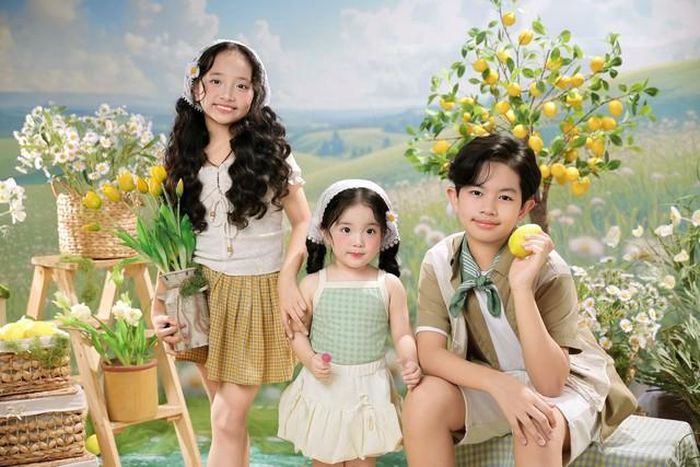 Còn bé út Lisa với vẻ ngoài đáng yêu, thần thái tự nhiên và những biểu cảm “tan chảy” đang được nhiều khán giả ví như “công chúa nhỏ đời thực”, thậm chí còn được khen có visual “đánh bại AI” vì quá trong trẻo và sống động.Ngay từ khi chào đời, bé Lisa đã là một trong những nhóc tỳ Vbiz nhận được sự quan tâm đặc biệt của công chúng. Càng lớn, cô bé càng bộc lộ nhiều nét đẹp nổi bật với đôi mắt to tròn, làn da trắng mịn cùng gương mặt bầu bĩnh cực kỳ ăn ảnh. Trong bộ ảnh sinh nhật mới nhất, con gái út nhà Khánh Thi diện chiếc váy voan bồng bềnh màu kem, kết hợp cùng phụ kiện nơ xinh xắn, tạo nên tổng thể ngọt ngào như một nàng công chúa bước ra từ truyện cổ tích.