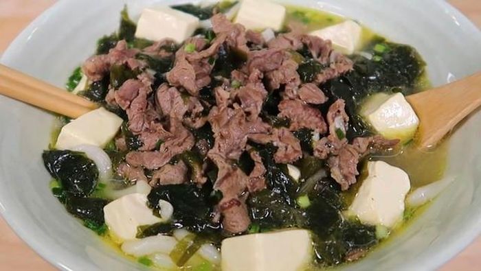 Nếu bạn đang chưa biết nấu canh gì giải nhiệt thì canh rong biển là một lựa chọn hợp lý.