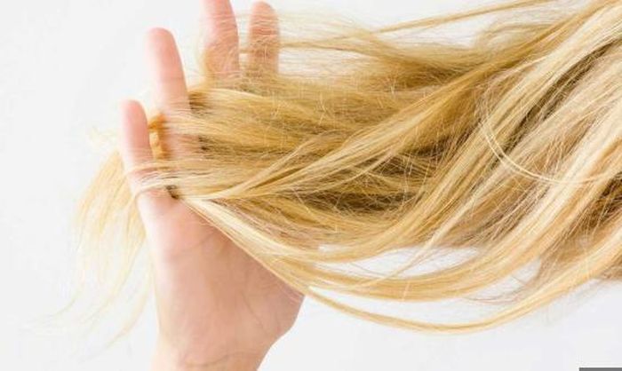 Ngoài việc thay đổi thói quen buổi tối, chăm sóc tóc đúng cách mỗi ngày cũng đóng vai trò quan trọng giúp tóc khỏe mạnh và giảm xù rối lâu dài.