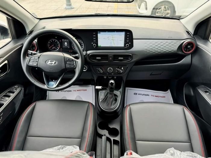 Nội thất của Hyundai Grand i10 sử dụng chất liệu da tối màu