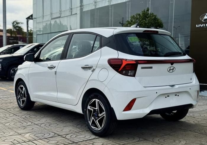 Lưới tản nhiệt của Hyundai Grand i10 cũng trông bắt mắt hơn