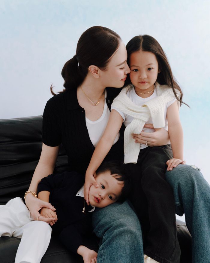 Nhiều năm qua, Đàm Thu Trang rút lui khỏi hoạt động giải trí, chủ yếu dành thời gian chăm lo tổ ấm nhỏ. Người đẹp gọi chồng con là "kho báu của cuộc đời".