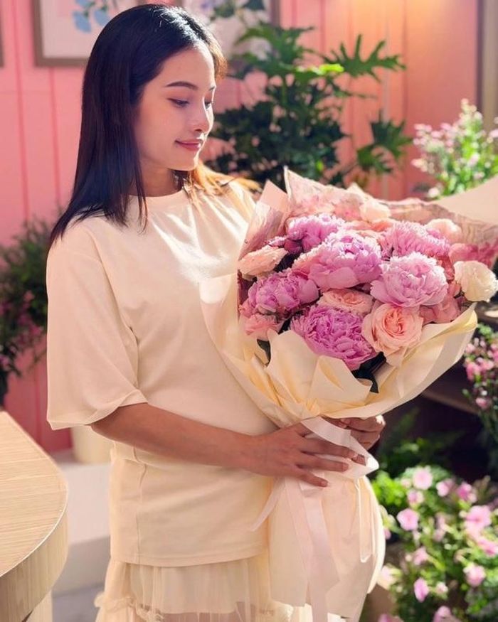 Ông xã đã tặng Sara Lưu nhẫn kim cương và hoa mừng ngày cưới. Dương Khắc Linh và Sara Lưu tổ chức đám cưới vào năm 2019.