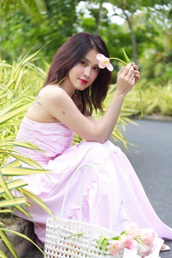 Diễn viên Tú Vi tạo dáng bên hoa trong khung cảnh thơ mộng nhận được nhiều lời khen ngợi từ đồng nghiệp, bạn bè và người hâm mộ về nhan sắc, biểu cảm.