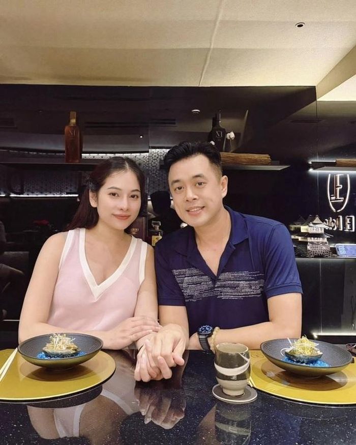 Vợ chồng Dương Khắc Linh - Sara Lưu vừa chia sẻ hình ảnh buổi hẹn hò tại một khách sạn nhân dịp kỷ niệm 7 năm cưới.