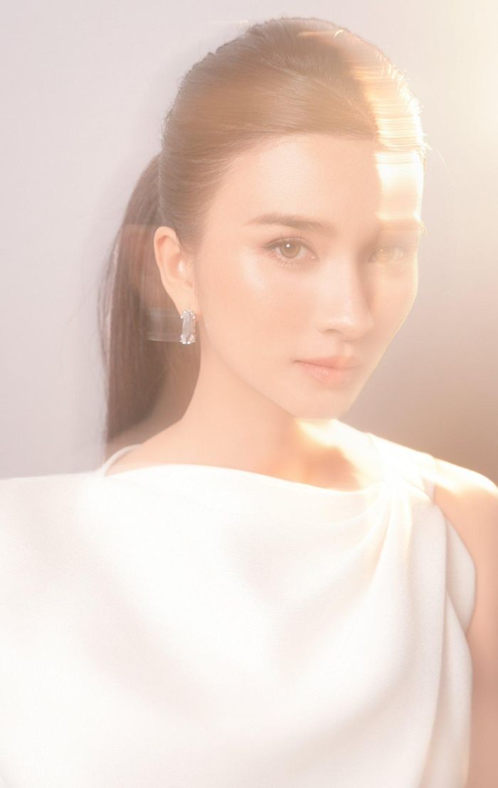 Trên mạng xã hội, Kim Tuyến thể hiện là một người sống tràn đầy năng lượng tích cực, vui vẻ. Cô trung thành với phong cách thời trang nữ tính, quyến rũ. 