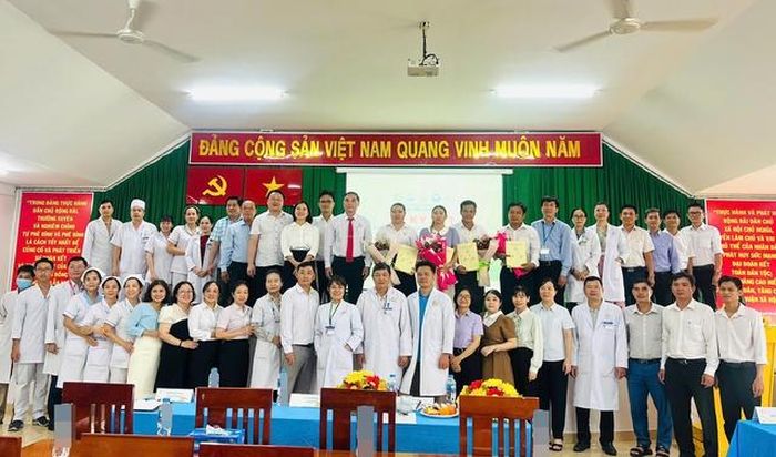 Những bác sĩ, nhân viên y tế tham gia "sứ mệnh" nâng cao năng lực chuyên môn cho 4 trạm y tế.