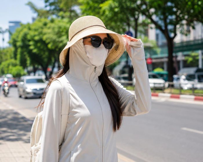 Kem chống nắng phổ rộng, quần áo chống UV, kính râm, mũ rộng vành cùng chế độ ăn giàu rau củ quả sẽ giúp làn da chống chọi tốt hơn với tác động của ánh nắng mùa hè.