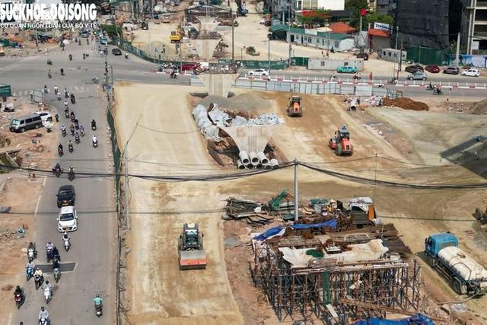 Hai cầu vượt trên tuyến cũng đang được gấp rút thi công, trong đó cầu vượt Láng Hạ đã hoàn thành 6/6 trụ, cầu vượt Nguyễn Chí Thanh đang thi công các trụ chính.