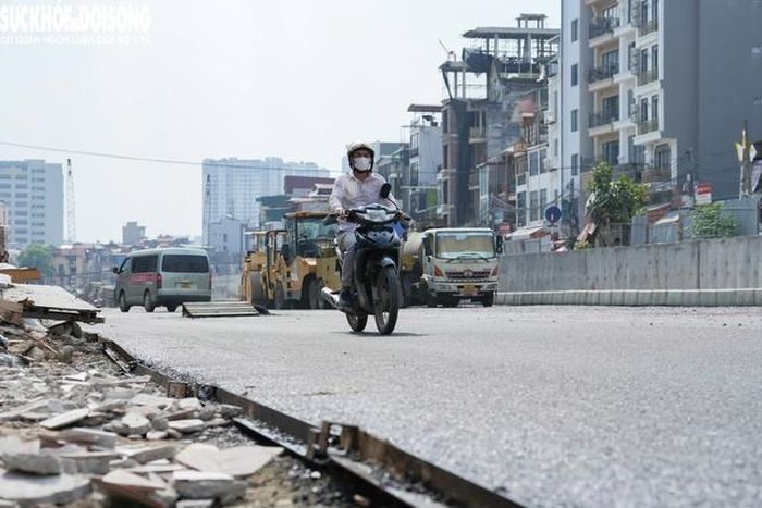 Đối với đoạn từ Bệnh viện Phụ sản Hà Nội đến nút giao Voi Phục với chiều dài khoảng 350m cũng được thảm nhựa một nửa mặt đường từ trước Tết Nguyên đán