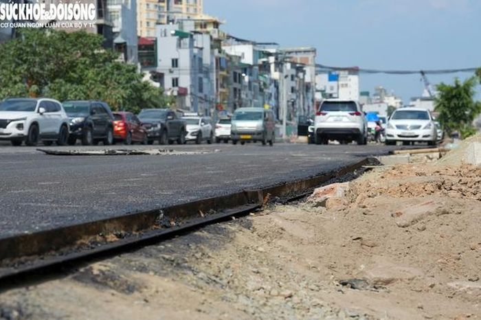 Ghi nhận ngày 1 - 2/6 tại dự án đường Vành đai 1 đoạn Hoàng Cầu - Voi Phục đang được nhà thầu triển khai đồng bộ trên toàn tuyến.Trong đó, một nửa mặt đường từ đường Nguyễn Chí Thanh đến đường Thành Công dài khoảng 500m đã được thảm bê tông nhựa, phục vụ người dân đi lại.