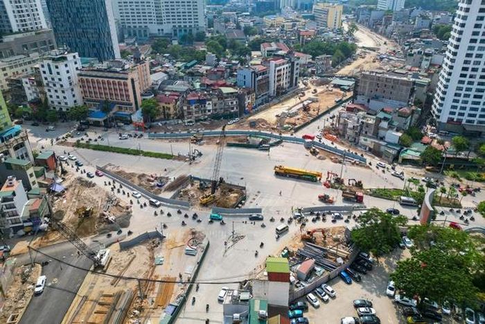 Thời gian thực hiện dự án từ năm 2018 - 2020 nhưng phải đến cuối năm 2025, các phường mới hoàn thành giải phóng mặt bằng để bàn giao cho chủ đầu tư thực hiện dự án. Dự kiến trước ngày 2/9, dự án sẽ hoàn thành toàn bộ nền đường, hoàn thành hai cầu vượt trước ngày 31/12/2026.