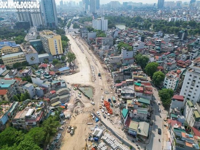 Ngoài một số vị trí đã được thảm nhựa mặt đường, một số đoạn đang thi công đến lớp cấp phối đá dăm.