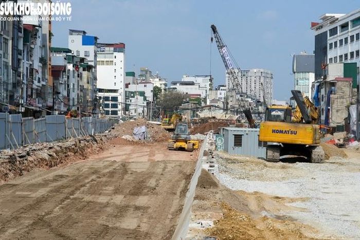 Một số đoạn tuyến còn lại đang được nhà thầu triển khai thi công san nền, lót đá dăm.