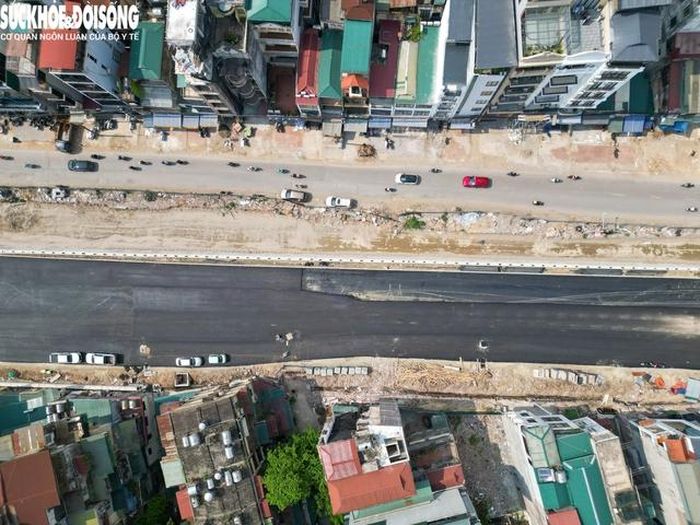 Bí thư Thành ủy Trần Đức Thắng yêu cầu Ban Quản lý dự án, các sở, ngành và các phường liên quan phải tập trung tối đa rà soát từng vị trí vướng mắc, đề ra giải pháp cụ thể và thời hạn xử lý dứt điểm. Theo đó, phấn đấu trước ngày 2/9/2026 hoàn thành toàn bộ nền đường; hoàn thành thi công 2 cầu vượt trên tuyến trước ngày 31/12/2026.