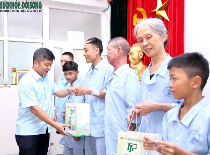 ThS. Nguyễn Văn Nam trao quà, động viên người bệnh đang điều trị tại Bệnh viện Chấn thương chỉnh hình Nghệ An.