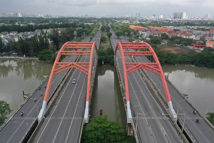 Theo Sở Xây dựng TP.HCM, hiện tuyến đường có mặt cắt ngang từ 10 đến 14 làn xe, tổ chức lưu thông hai chiều với dải phân cách cây xanh ở giữa.