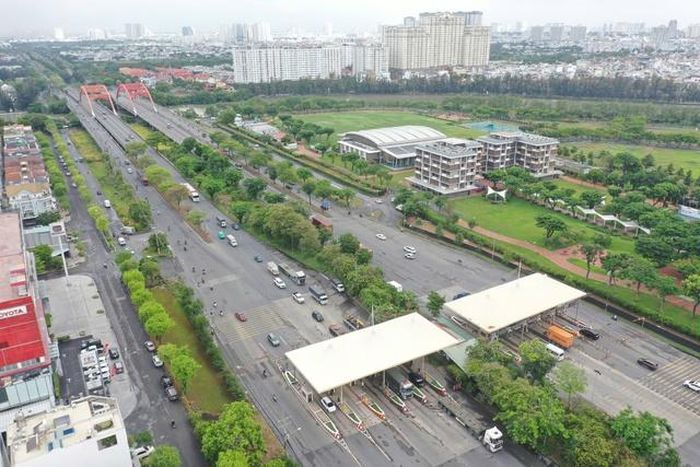 Dự án được nghiên cứu trên toàn tuyến đường Nguyễn Văn Linh, từ khu vực kết nối cầu Thủ Thiêm 4 đến Quốc lộ 1, với tổng chiều dài khoảng 17,8 km. Theo đề xuất, tuyến đường trên cao sẽ được xây dựng dọc dải phân cách giữa của đường Nguyễn Văn Linh hiện hữu, với quy mô 6 làn xe. Dự án cũng bao gồm việc xây dựng 7 nút giao khác mức tại các vị trí giao thông trọng điểm, gồm: Vành đai 2 (nhánh phía Tây), Vành đai Trong, đường Phạm Hùng, Nguyễn Lương Bằng, Nguyễn Hữu Thọ, Quốc lộ 50 và Quốc lộ 1A.