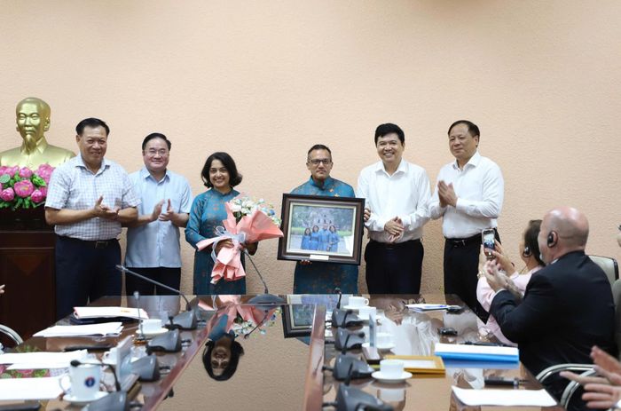 Thứ trưởng Đỗ Xuân Tuyên cùng lãnh đạo Cục Phòng bệnh chúc mừng 2 chuyên gia.