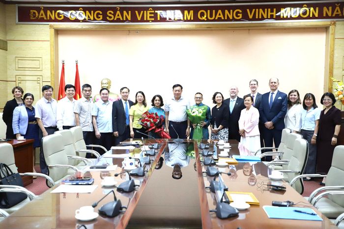 Thứ trưởng Bộ Y tế Đỗ Xuân Tuyên và các đại biểu chúc mừng vợ chồng chuyên gia CDC Hoa Kỳ - ông Minesh Pradyuman Shah và bà Anagha Loharikar nhận phần thưởng cao quý của ngành y tế Việt Nam - Kỷ niệm chương 'Vì sức khỏe nhân dân'.