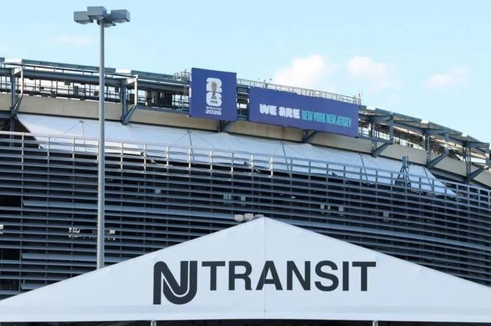 Giá vé tàu đến sân Metlife của cơ quan giao thông NJ Transit bị chỉ trích cao hơn nhiều so với mức giá thông thường. Ảnh: Charly Triballeau/Getty Images
