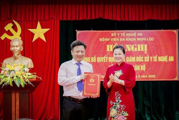 TS.BSCKII Lê Thị Hoài Chung - Giám đốc Sở Y tế Nghệ An trao Quyết định bổ nhiệm bác sĩ Nguyễn Thế Tùng.