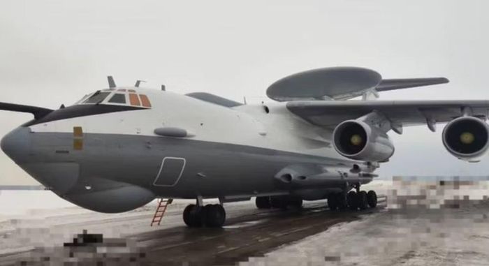 Radar của máy bay có khả năng phát hiện mục tiêu trên không ở cự ly 700 km, đồng thời theo dõi hàng chục mục tiêu cùng lúc.