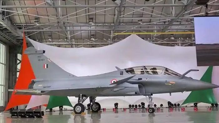 Tuy vậy Không quân Pháp hiện đang phàn nàn họ đáng lẽ phải có 230 tiêm kích thay vì 185 như hiện nay, trong đó khoảng 100 chiếc là Rafale. Ngoài ra số lượng khá ít chiến đấu cơ Mirage 2000-5 cũ hơn nhiều đã giao cho Kyiv cũng cho thấy kế hoạch khó khả thi.